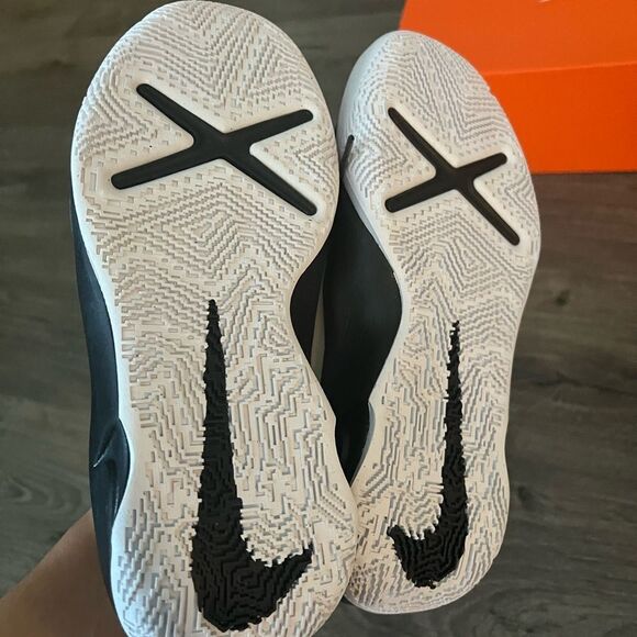 Nike Team Hustle D 10 Grade School Kids' Basketball Shoes - Picture 5 of 5